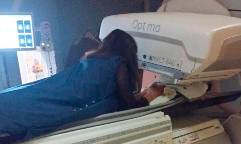 Συγκινητική κίνηση από ακτινολόγο του "Ελπίδα"- Μπήκε μαζί στον αξονικό τομογράφο με εγκαταλελειμμένο μωρό (Βίντεο)